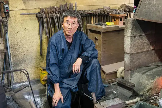 Rencontre avec un forgeron japonais : à l’intérieur d’un atelier de lame damassée